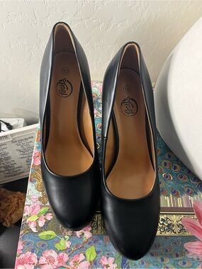 Trary Black Leather Round-Toe Pumps